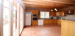 Fincas-on-Mallorca-big-kitchen-and-bedrooms
