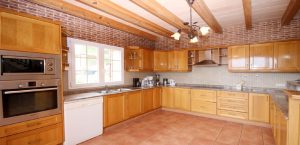 casa-vacacional-grande-cocina-y-seis-dormitorios
